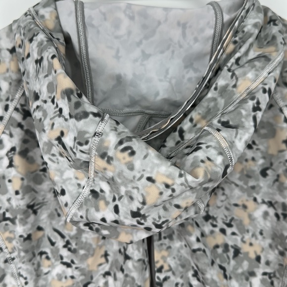 Lululemon lightweight hooded jacket with ponytail hole size 6 - Picture 7 of 9